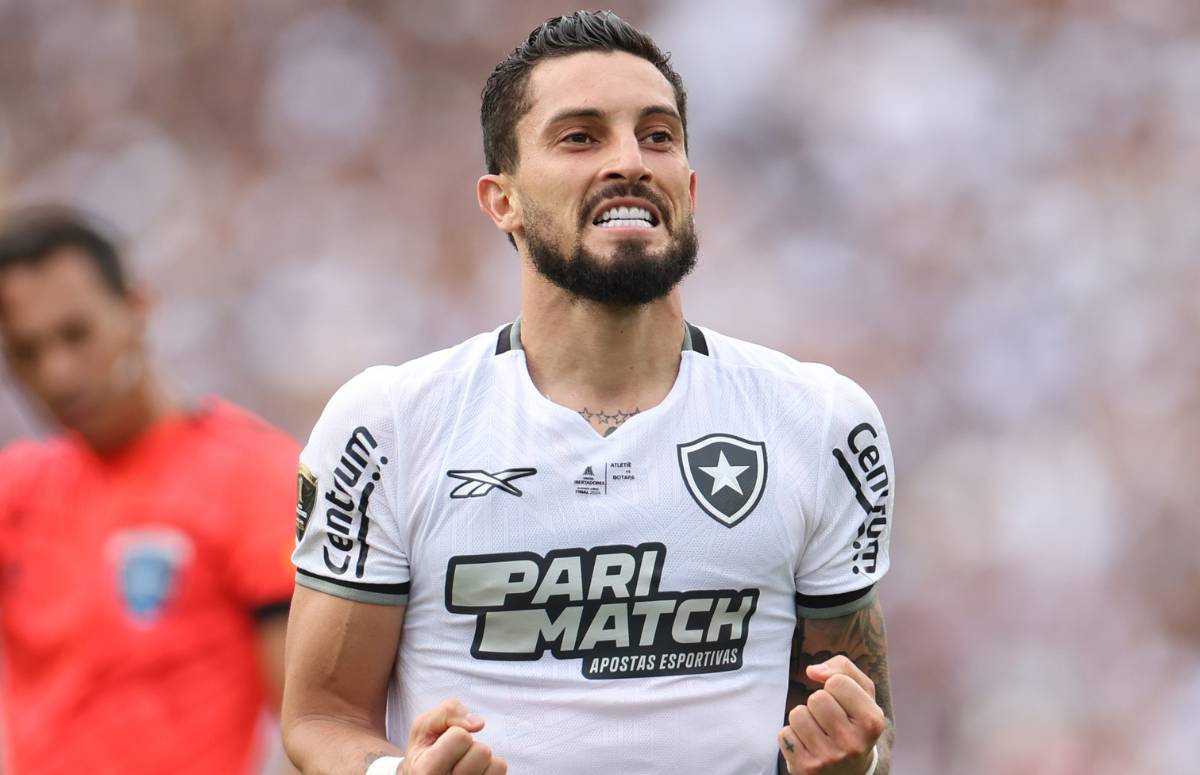 Alex Telles, ex Grêmio, pelo Botafogo