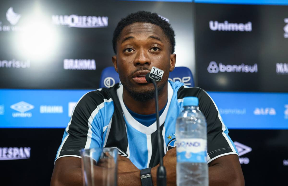 Amuzu em entrevista no Grêmio