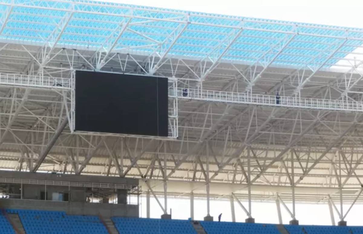 Troca do telão da Arena do Grêmio