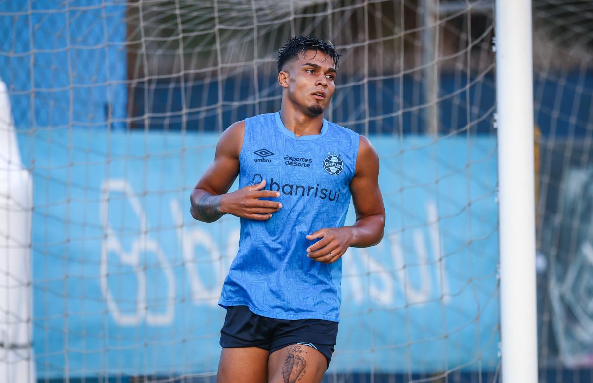 Arezo em treino do Grêmio