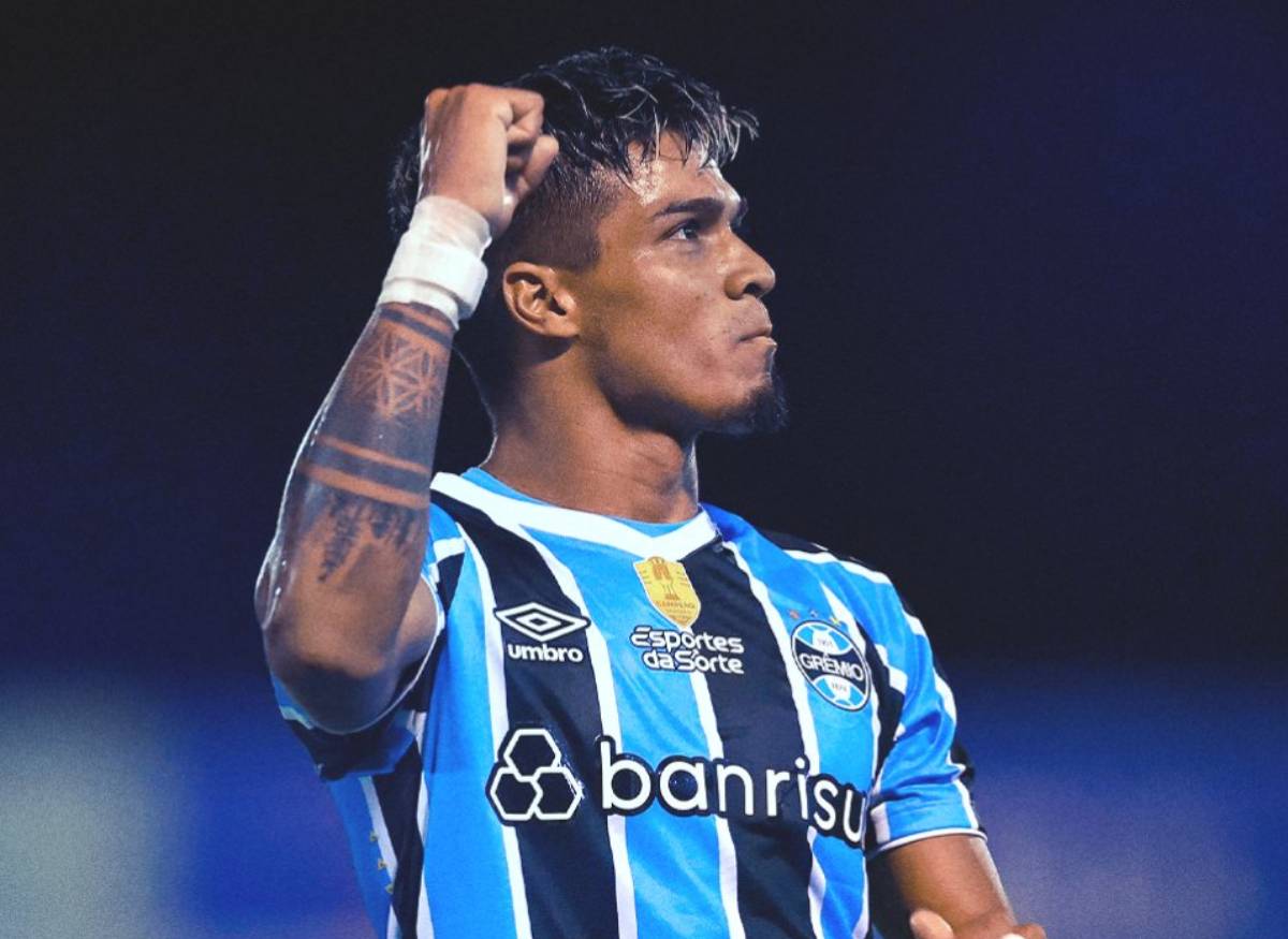 Arezo comemora gol pelo Grêmio