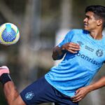 Arezo em treino do Grêmio