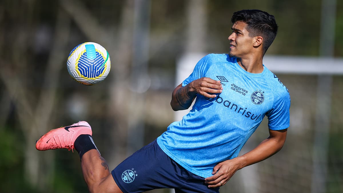 Arezo em treino do Grêmio