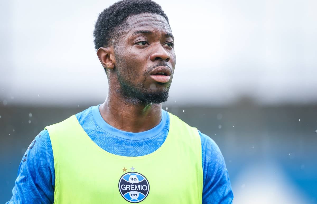 Francis Amuzu em treino do Grêmio