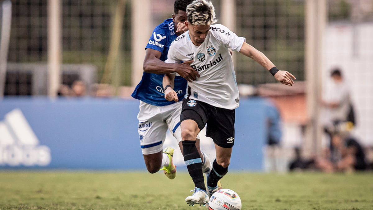 Grêmio fecha mais um bloco de seis jogos e, pela primeira vez