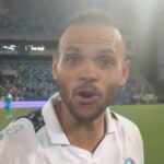 Braithwaite comemora gol pelo Grêmio