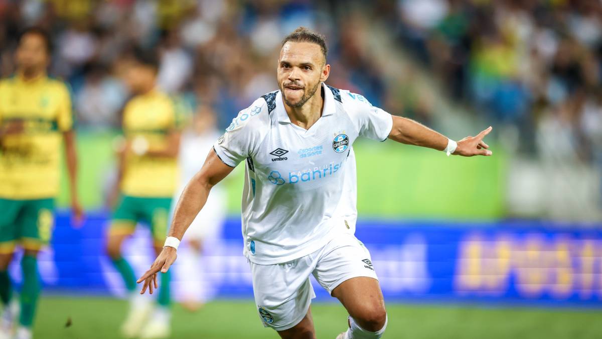 Braithwaite comemora vitória em estreia pelo Grêmio: 