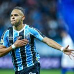 Braithwaite comemora gol pelo Grêmio