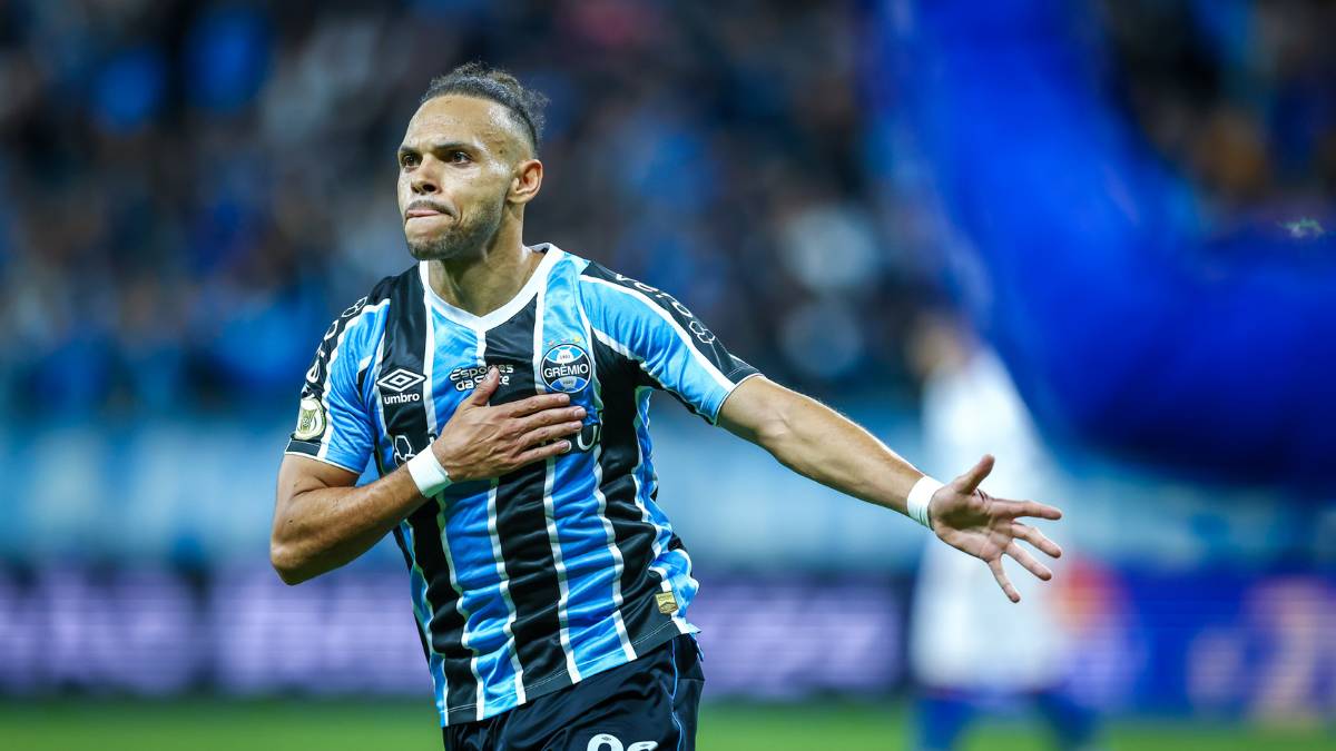 Braithwaite comemora gol pelo Grêmio