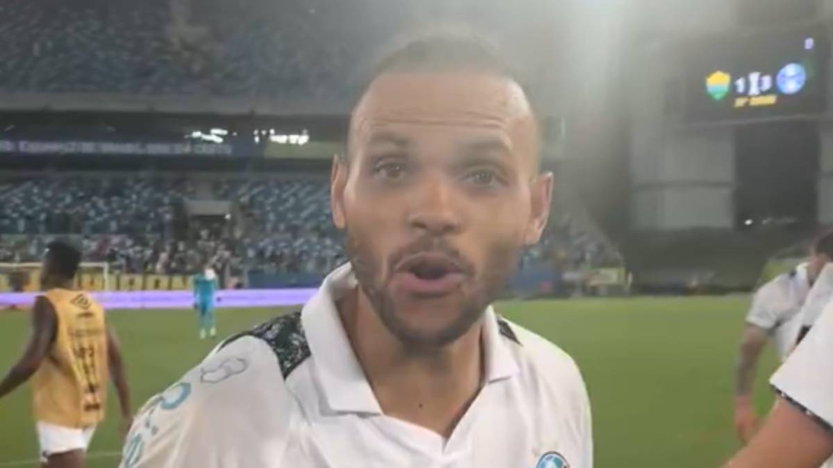 Braithwaite comemora gol pelo Grêmio