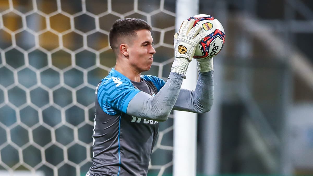 Goleiro Brenno em jogo do Grêmio