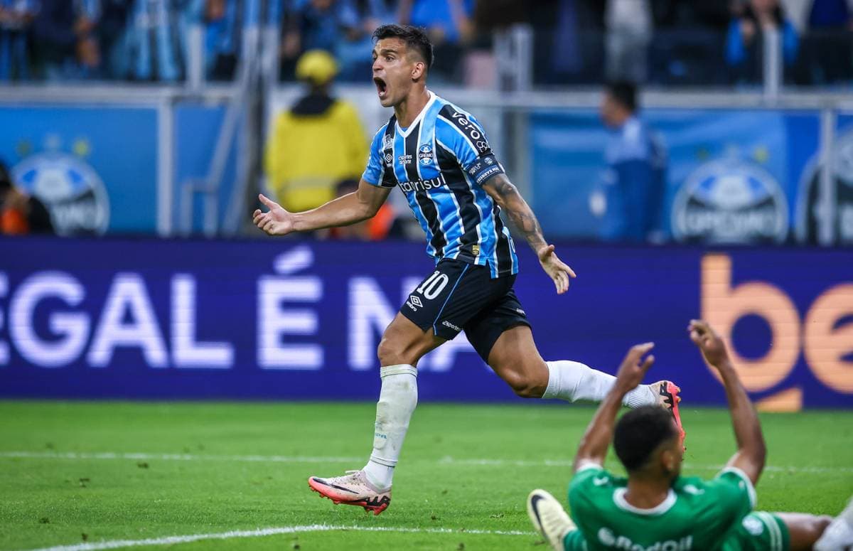 Cristaldo comemora gol do Grêmio contra o Juventude