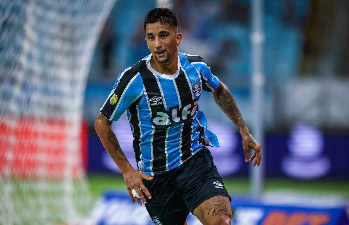 Cristian Olivera comemora gol pelo Grêmio