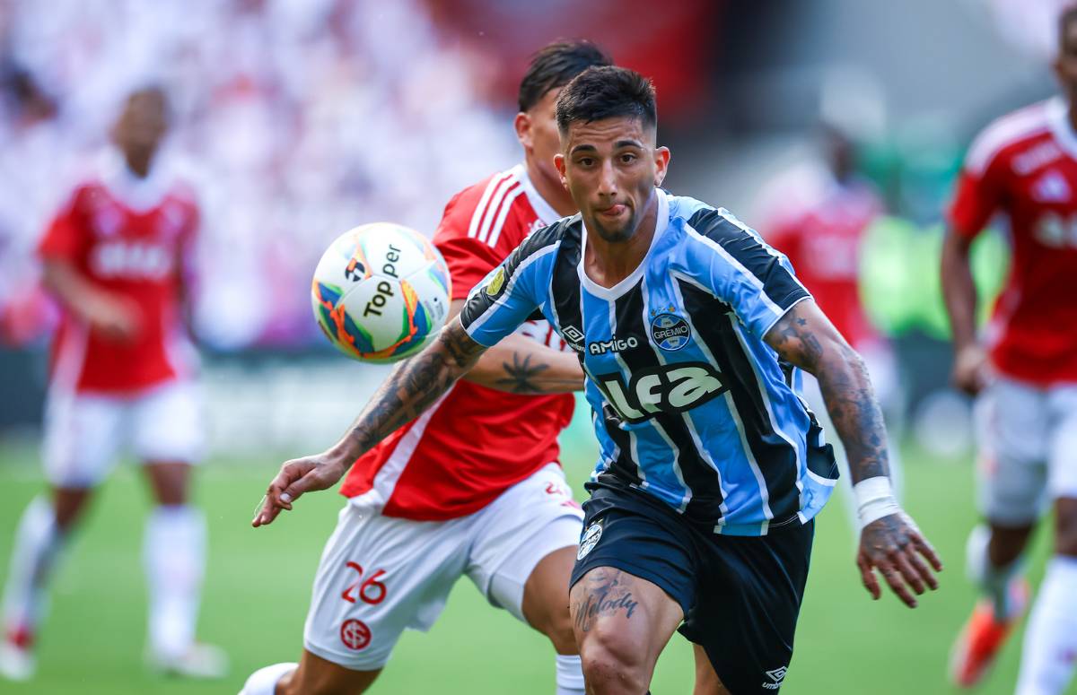 Cristian Olivera pelo Grêmio no Gre-Nal