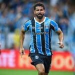 Diego Costa comemora gol do Grêmio