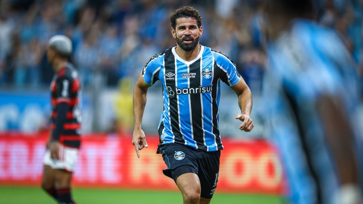 Diego Costa comemora gol do Grêmio