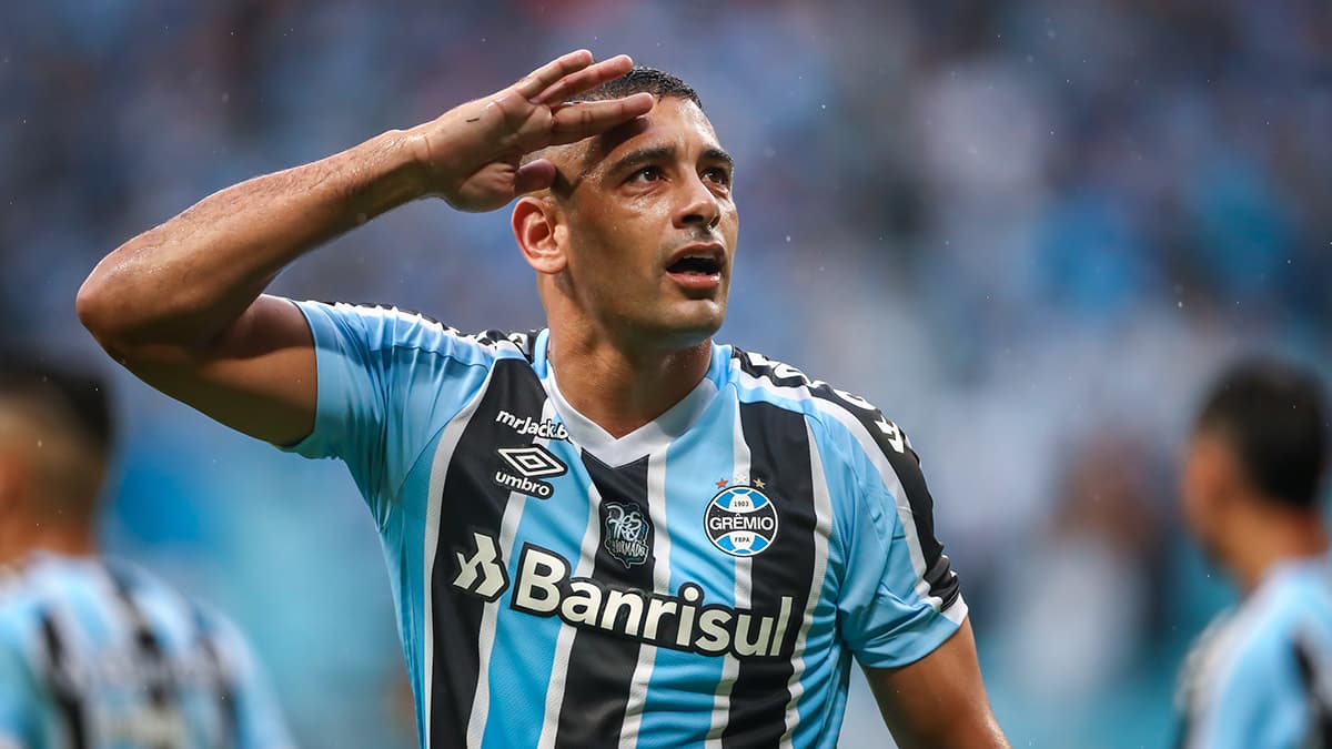 Artilheiro do Grêmio, Diego Souza é liberado para fazer cirurgia e