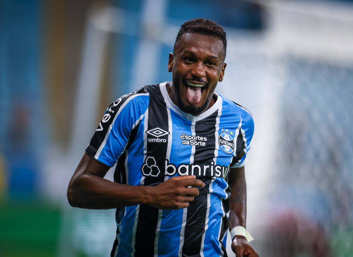 Edenílson pelo Grêmio