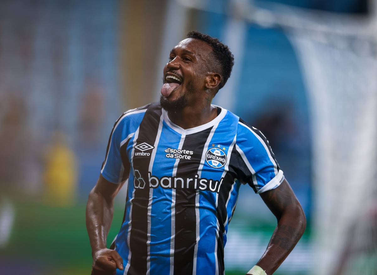 Edenílson pelo Grêmio