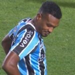 Edenílson perde pênalti para o Grêmio