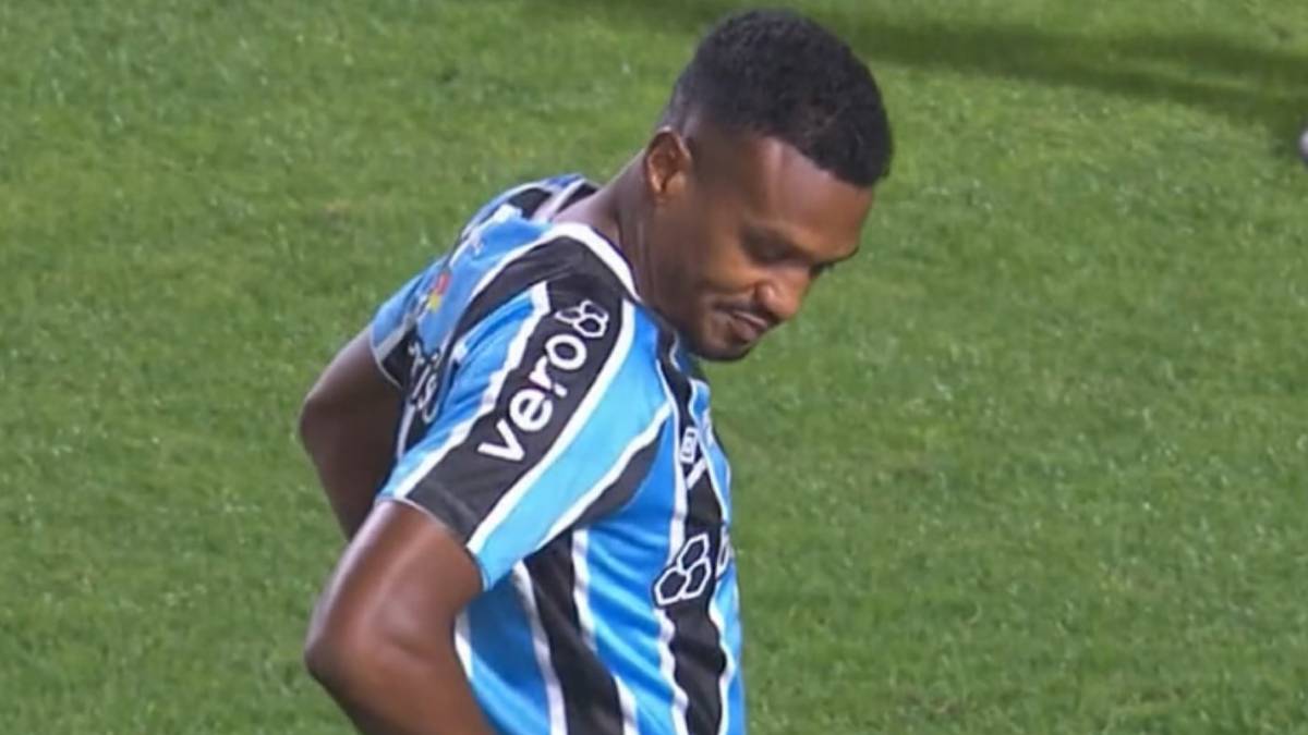 Edenílson perde pênalti para o Grêmio