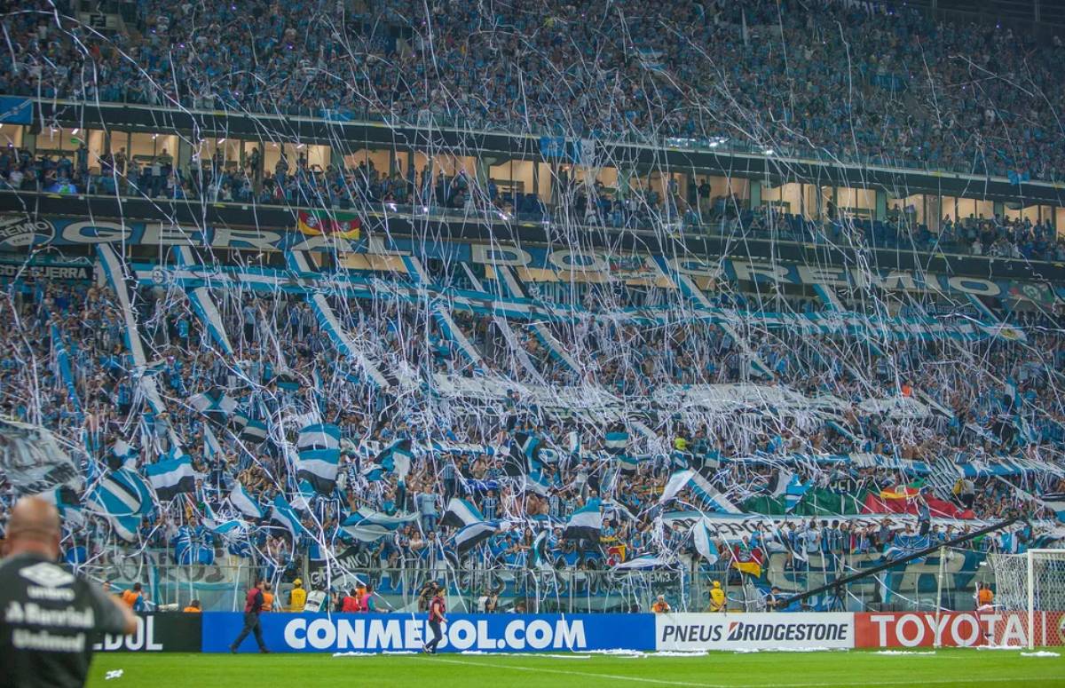 Torcida do Grêmio faz festa com bobinas