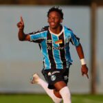 Gabriel Mec comemora gol pelo Grêmio