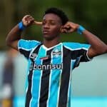 Meia Gabriel Mec comemora gol pelo Grêmio