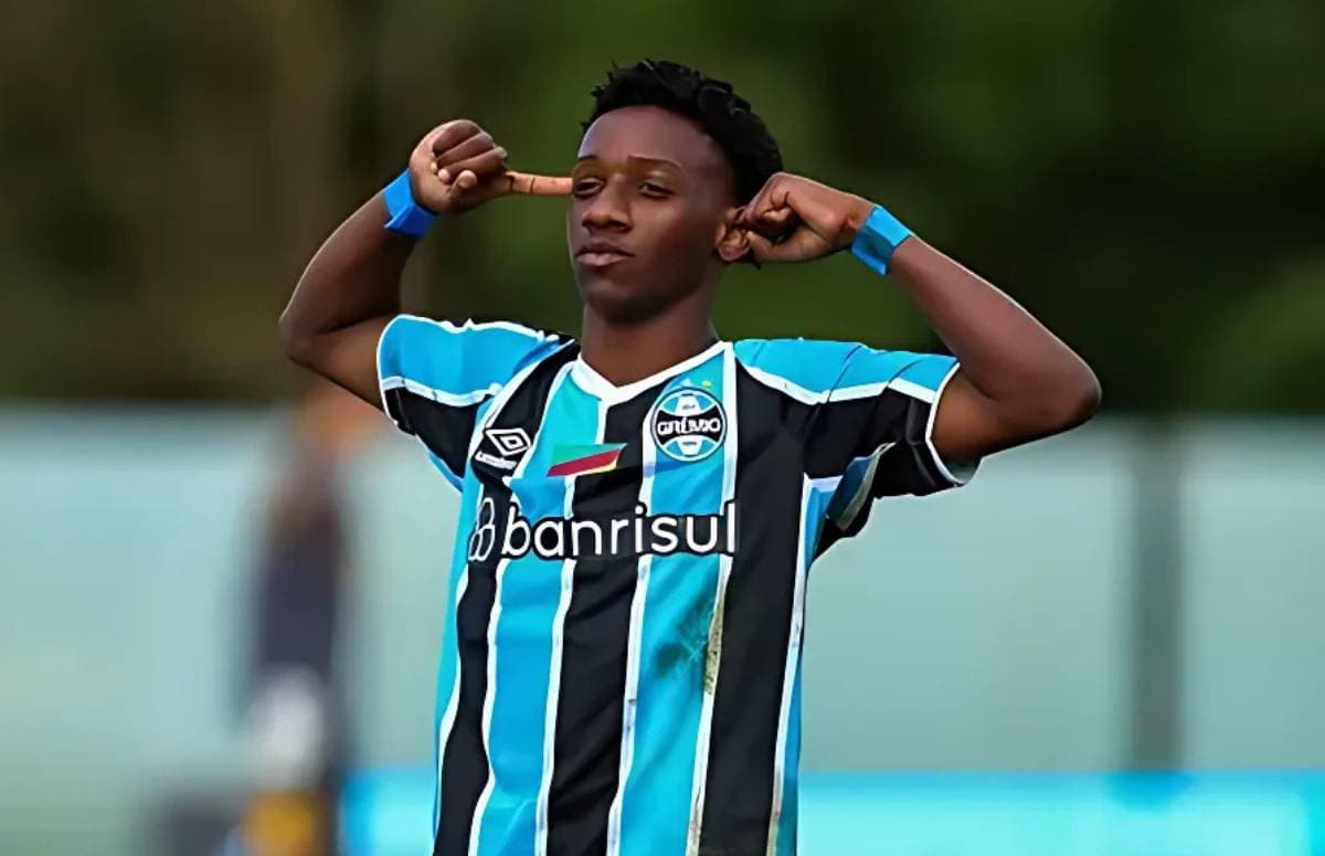 Meia Gabriel Mec comemora gol pelo Grêmio