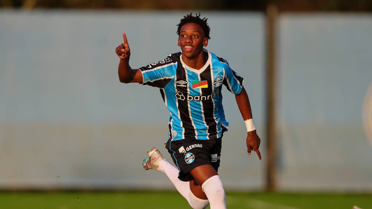 Gabriel Mec comemora gol pelo Grêmio