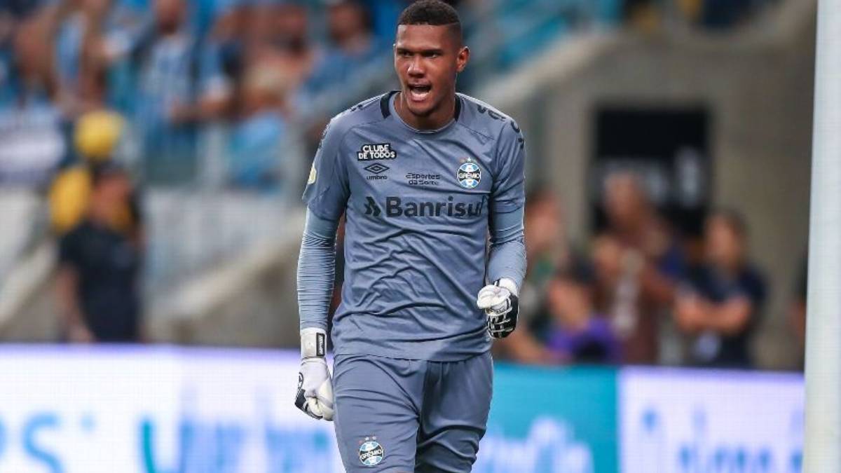 Goleiro Adriel pelo Grêmio