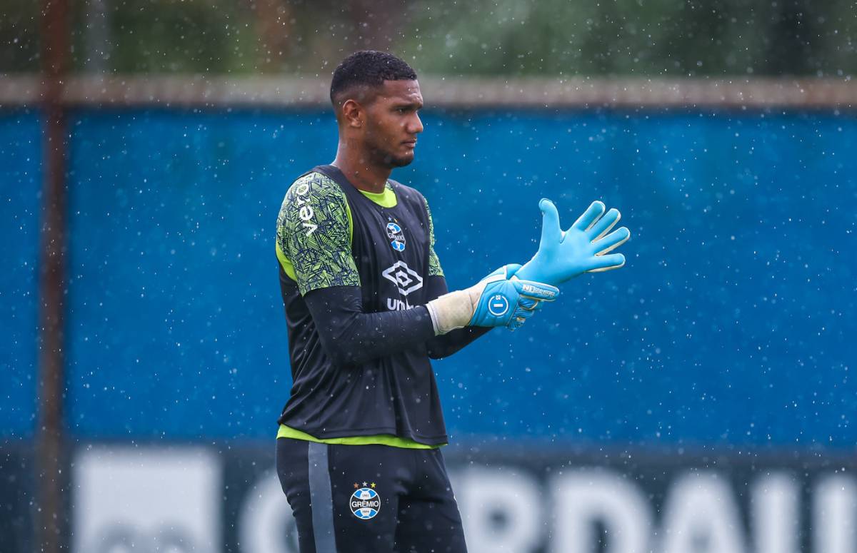 Adriel em treino do Grêmio