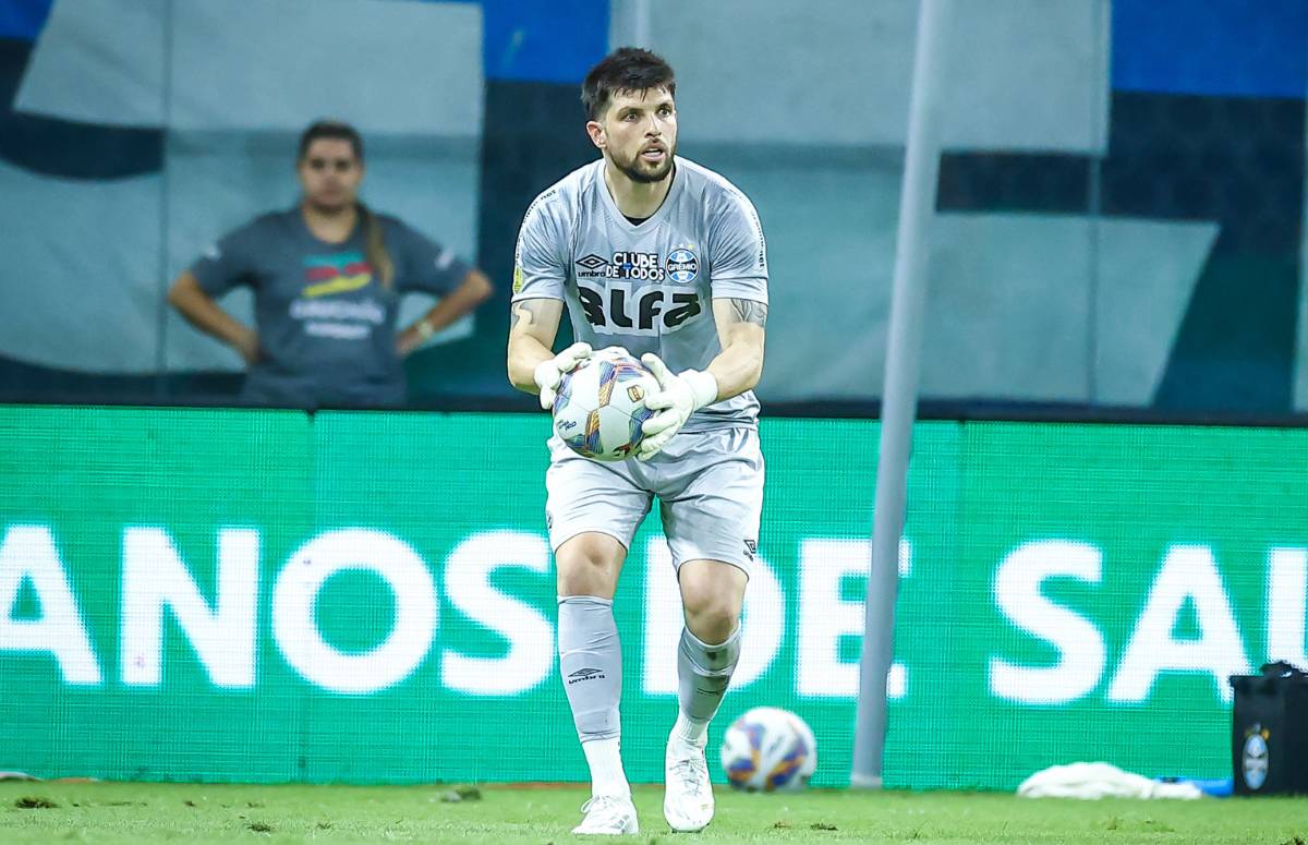 Tiago Volpi pelo Grêmio