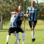 Patrick, Guilherme Azevedo e Ruan, pelo grupo de transição do Grêmio