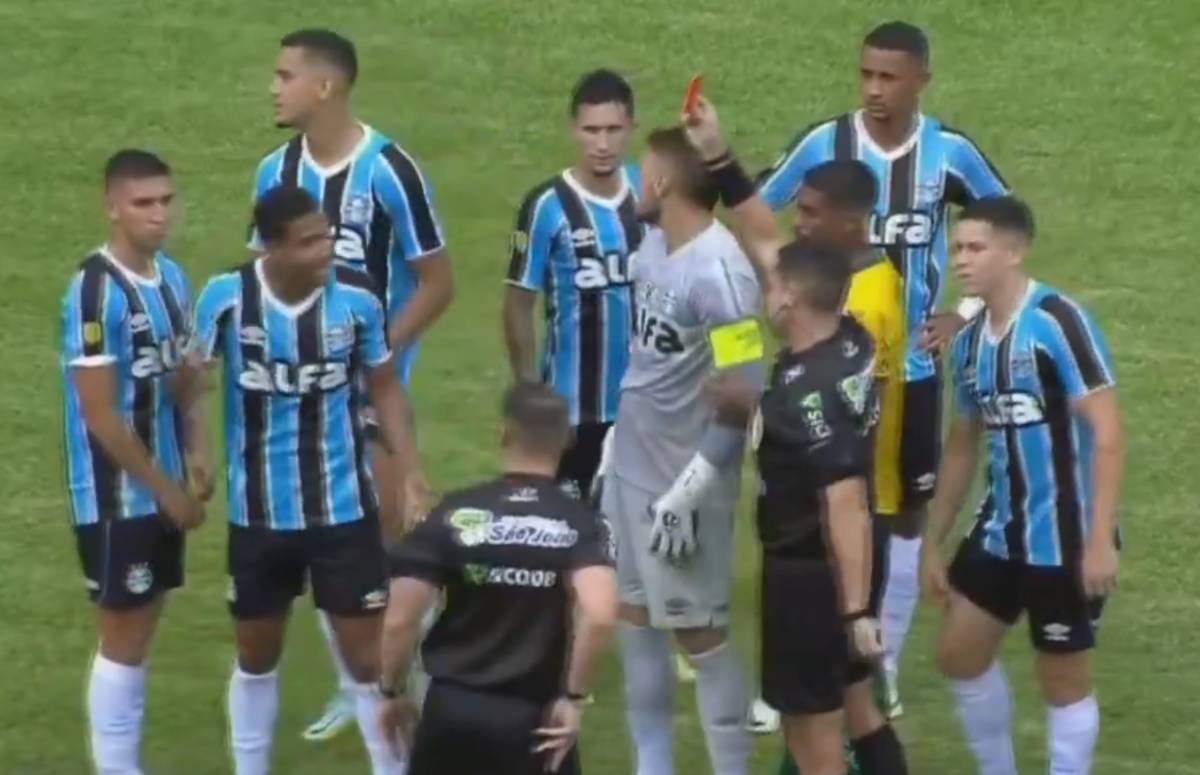 João Lucas, do Grêmio, leva cartão vermelho