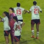 Jogadores do River Plate fazem gestos racistas em jogo contra o Grêmio