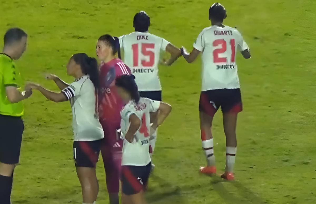 Jogadores do River Plate fazem gestos racistas em jogo contra o Grêmio