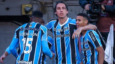 Jogadores do Grêmio comemoram gol