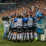 Jogadores do Grêmio comemoram gol