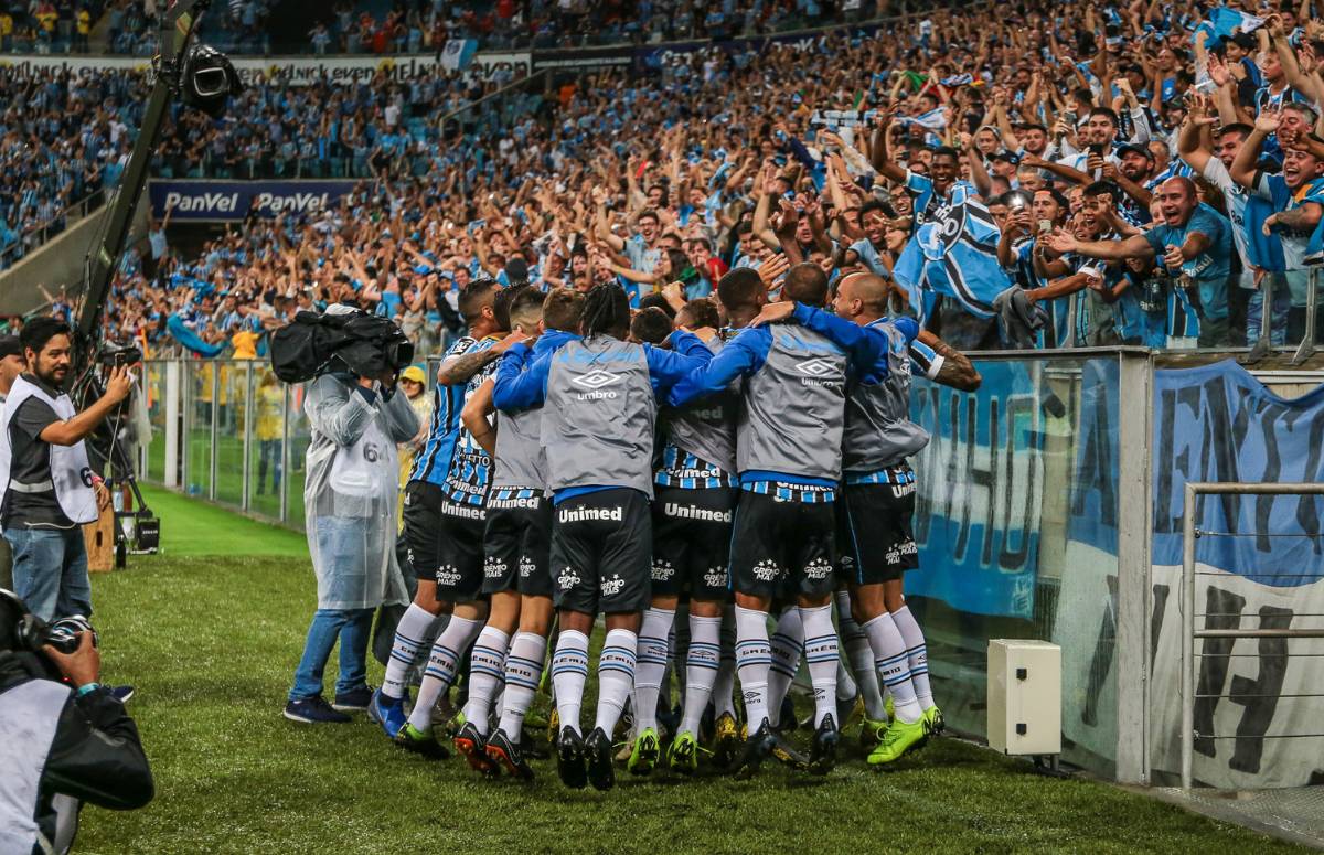 Jogadores do Grêmio comemoram gol