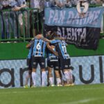 Jogadores do Grêmio comemoram gol