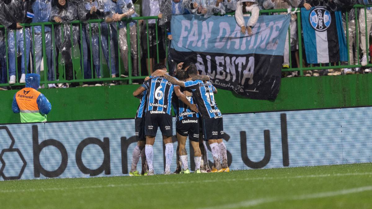 Jogadores do Grêmio comemoram gol