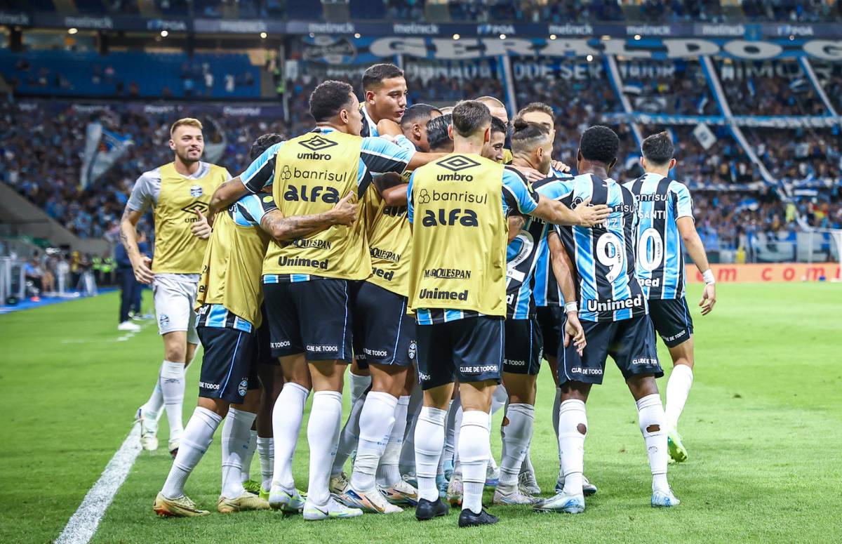 Jogadores do Grêmio comemoram gol