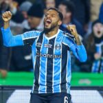 Reinaldo comemora gol pelo Grêmio