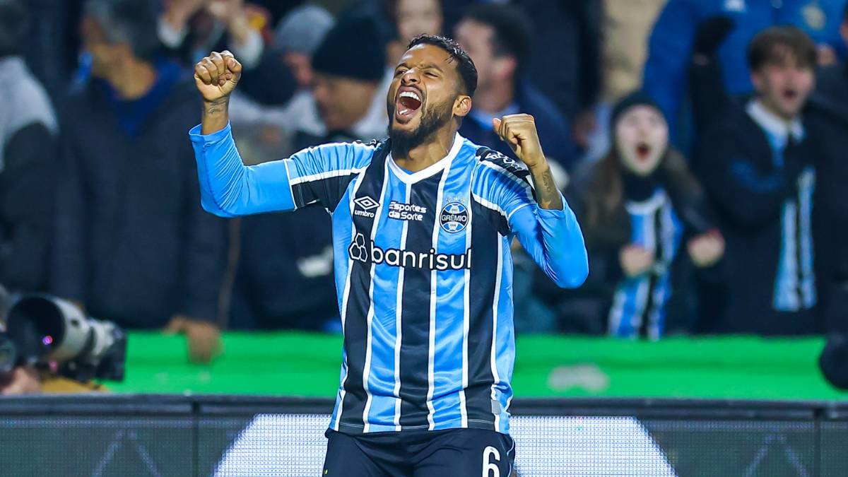 Reinaldo comemora gol pelo Grêmio