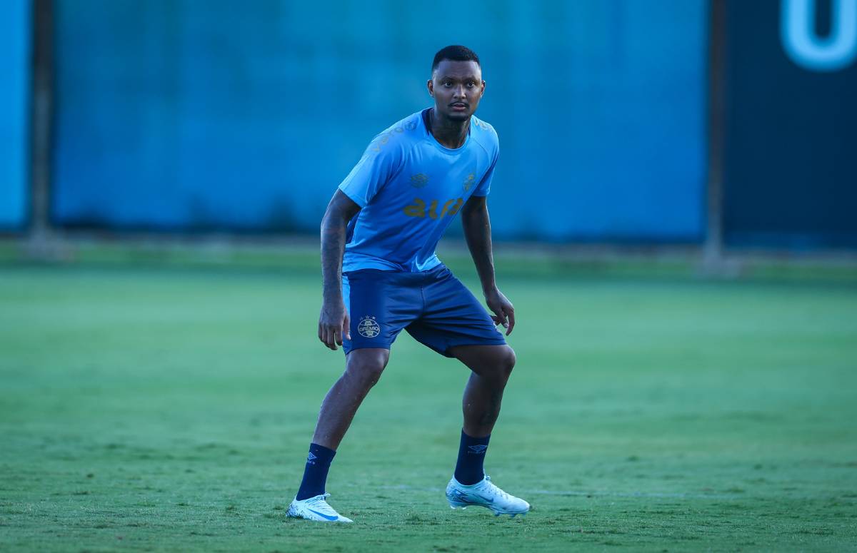 Zagueiro Luan Cândido em treino do Grêmio