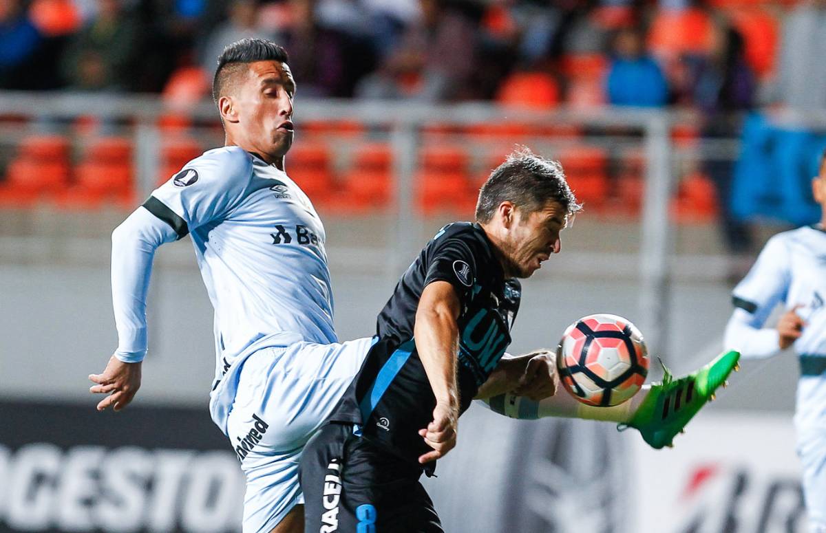 Lucas Barrios em jogo do Grêmio contra o Iquique, pela Libertadores