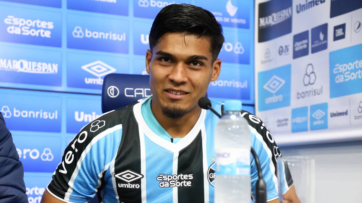 Matías Arezo apresentado no Grêmio