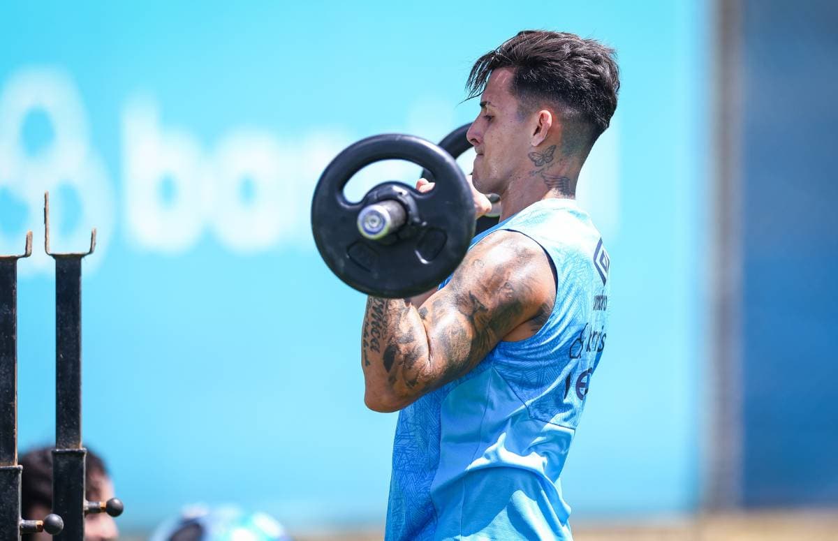 Pavón em treino do Grêmio