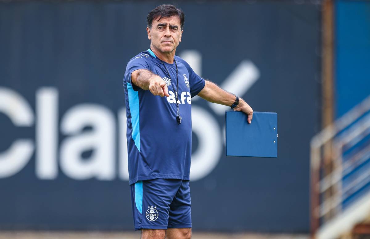 Técnico Gustavo Quinteros em treino do Grêmio